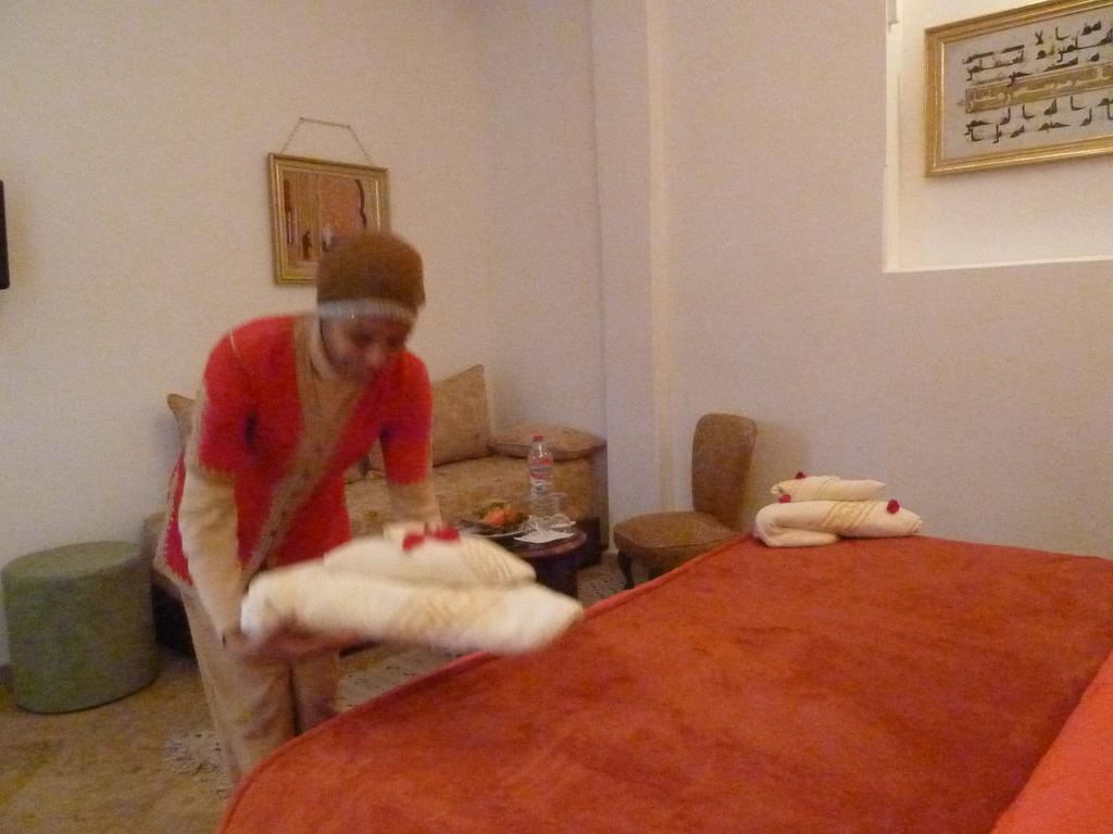 Riad Viva Marraquexe Exterior foto A chambermaid making a bed