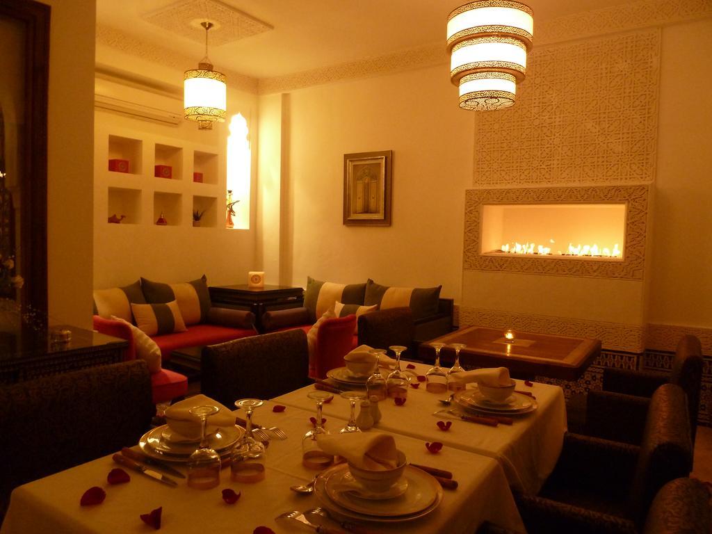 Riad Viva Marraquexe Exterior foto A Moroccan dining room