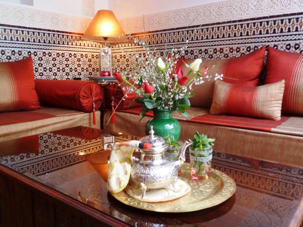 Riad Viva Marraquexe Exterior foto A Moroccan tea set